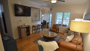 A living room with a TV, a coffee table, a sofa, and a lamp. - Creekwood Condo Close to Shopping, Dininng and Beaches! (Rehoboth Beach)