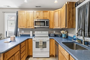 Coffee/tea maker, fridge, microwave, oven - Comfortable Modern Home Near Jersey Shore Beaches & Shops (Wildwood)