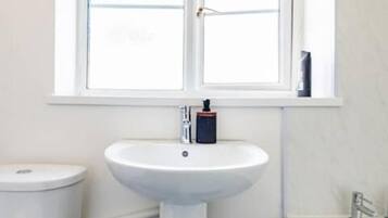 Combined shower/bathtub, deep-soaking bathtub