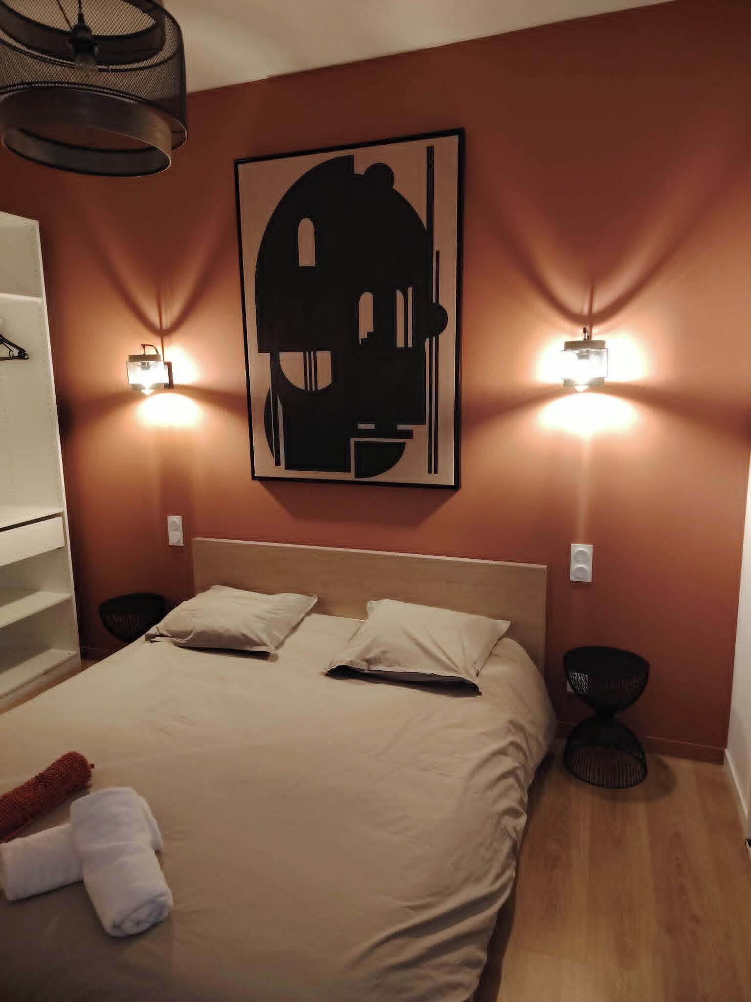 Een strijkplank/strijkijzer, gratis wifi, beddengoed