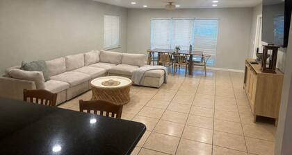 3-bedroom house with pool one block from water in Jensen Beach