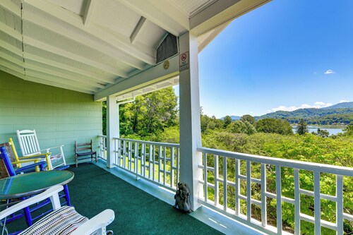 Balcony w/ Stunning View! Lake Junaluska Retreat