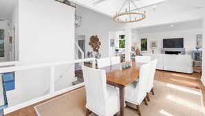 Een modern interieur met een eethoek, keuken en zithoek.