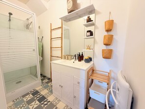 Dusche, Haartrockner, Toilettenpapier
