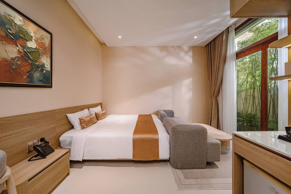 Premium bedding, minibar, in-room safe, soundproofing
