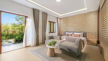 Una habitación de hotel moderna con un ventanal grande, un sofá, una cama y una pequeña mesa con fruta.