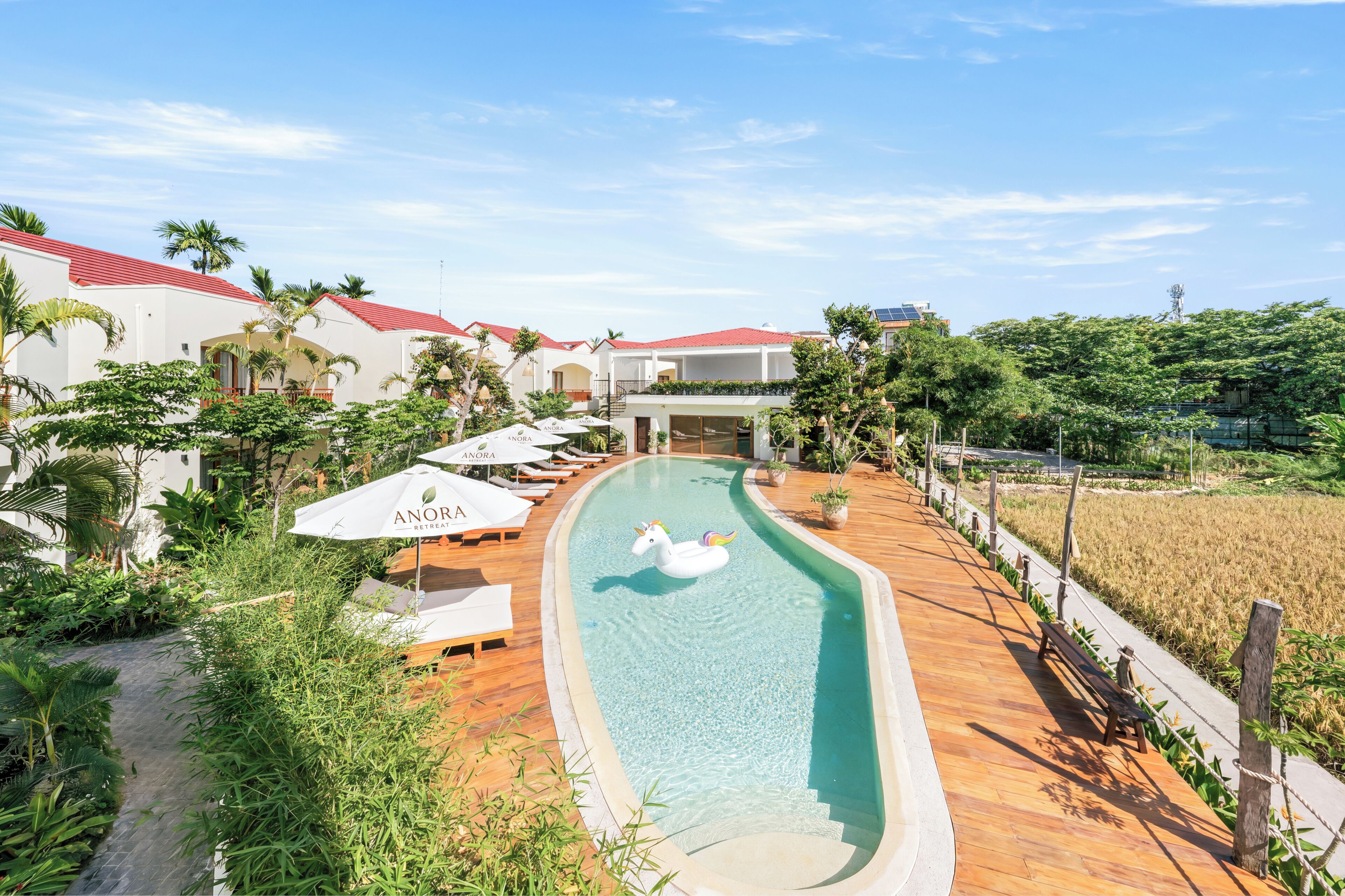 Una piscina al aire libre