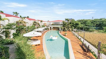 Una piscina al aire libre