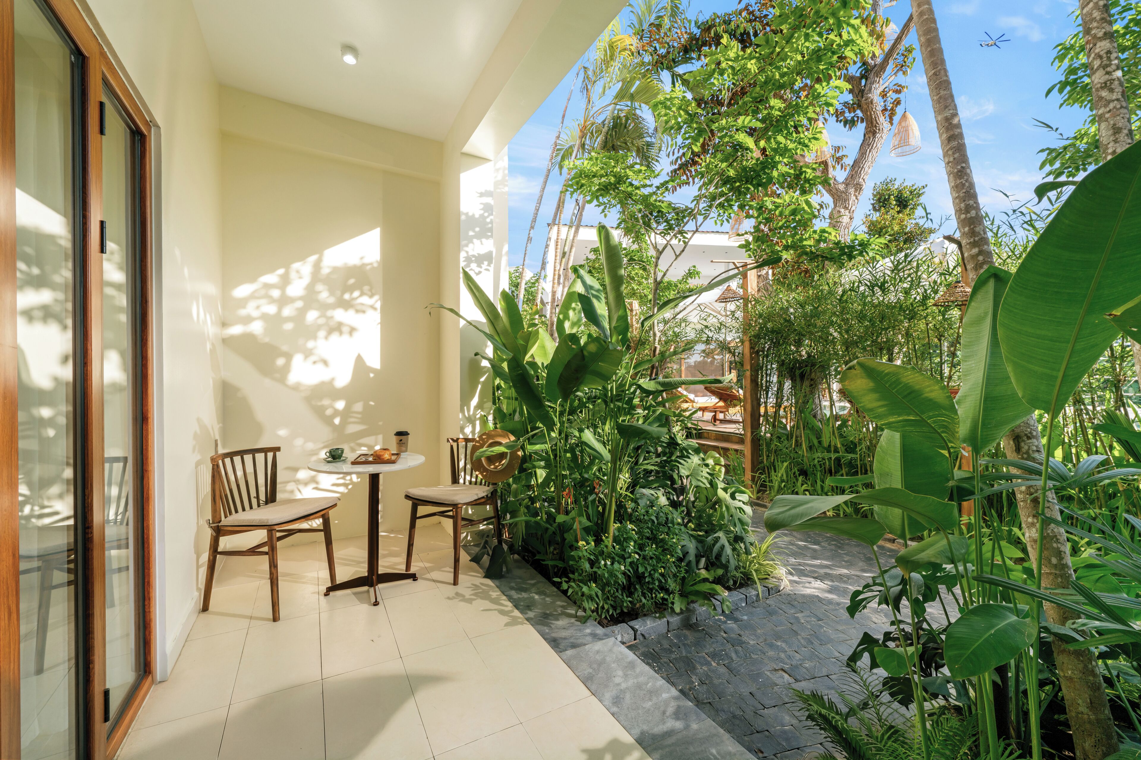 Habitación Deluxe doble, patio, vistas a la piscina | Restaurante al aire libre