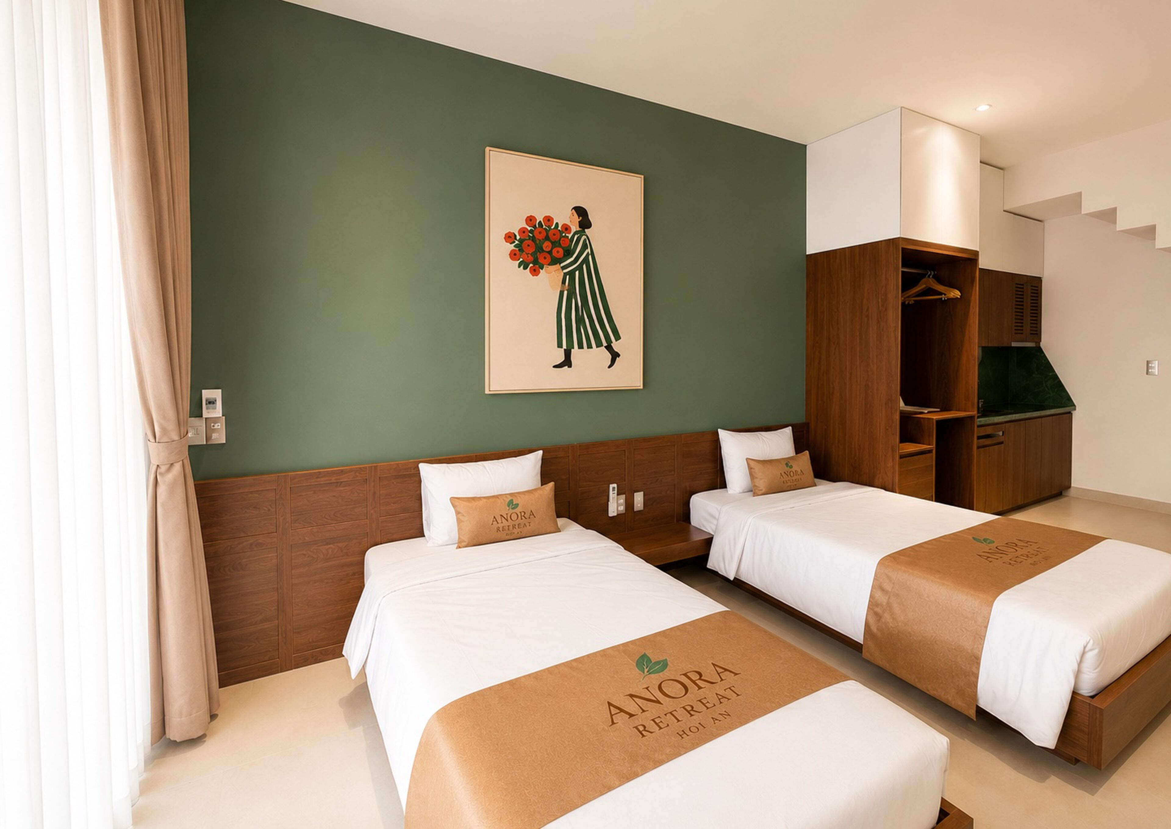 Ein Hotelzimmer mit zwei Betten, einem Holzschrank, einer grünen Wand und einem gerahmten Bild.
