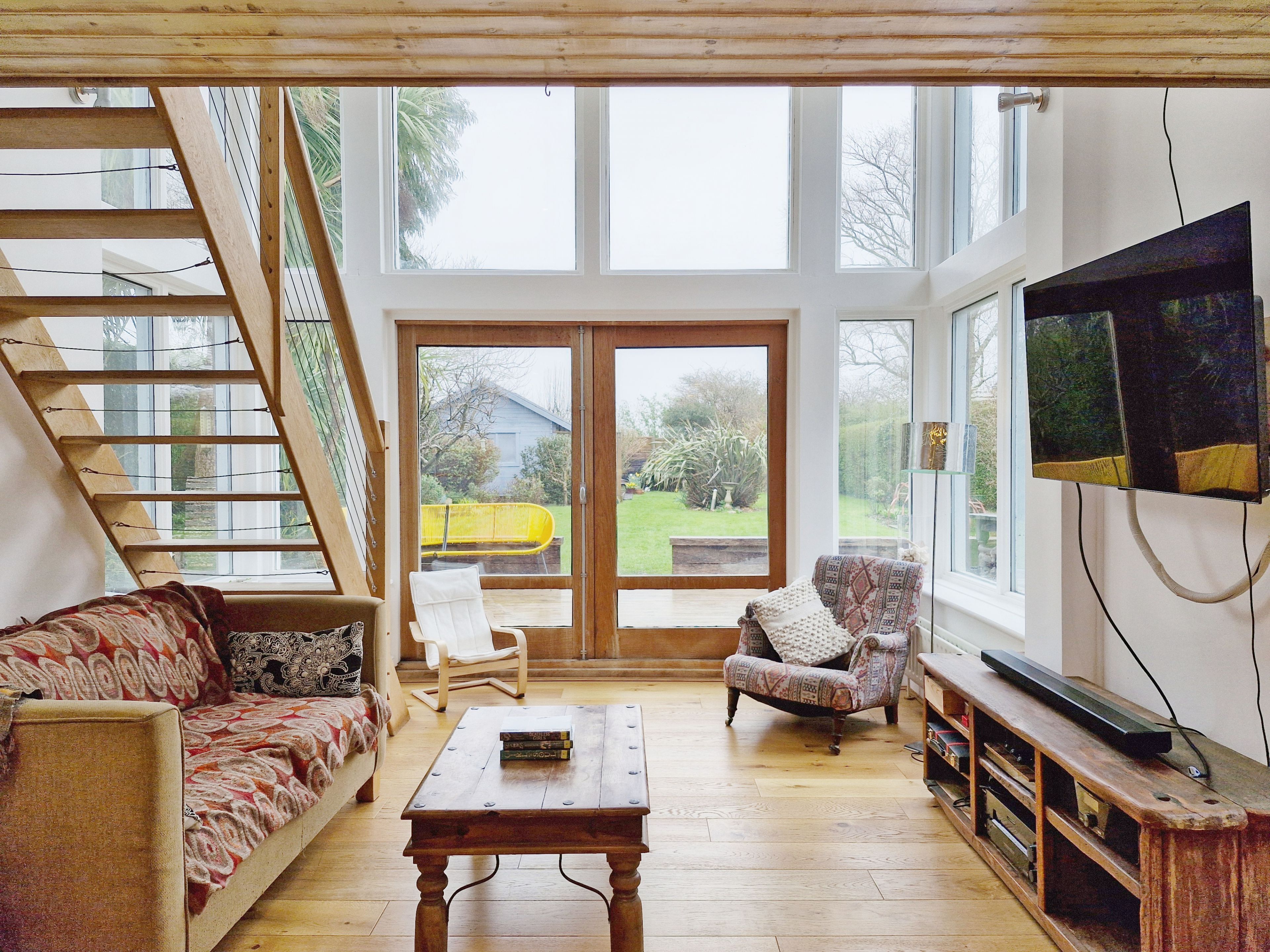 Smart TV, fireplace
