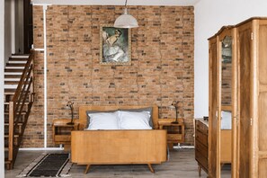 4 habitaciones, tabla de planchar con plancha y cuna de viaje 