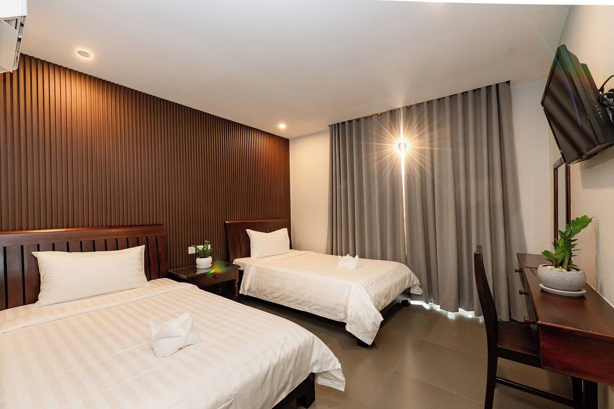 Habitación Deluxe con 2 camas individuales, vistas a la ciudad | Escritorio, espacio para trabajar con un portátil, wifi gratis