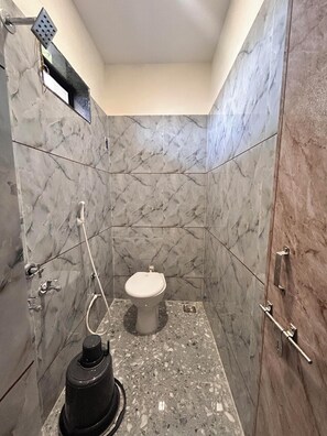 Kahden hengen deluxe-huone, kaupunkinäköala | Kylpyhuone | Suihku, ilmaiset hygieniatuotteet, tohvelit, pyyhkeet