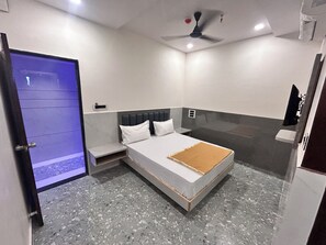 Kahden hengen deluxe-huone, kaupunkinäköala | Tallelokero huoneessa, työpöytä