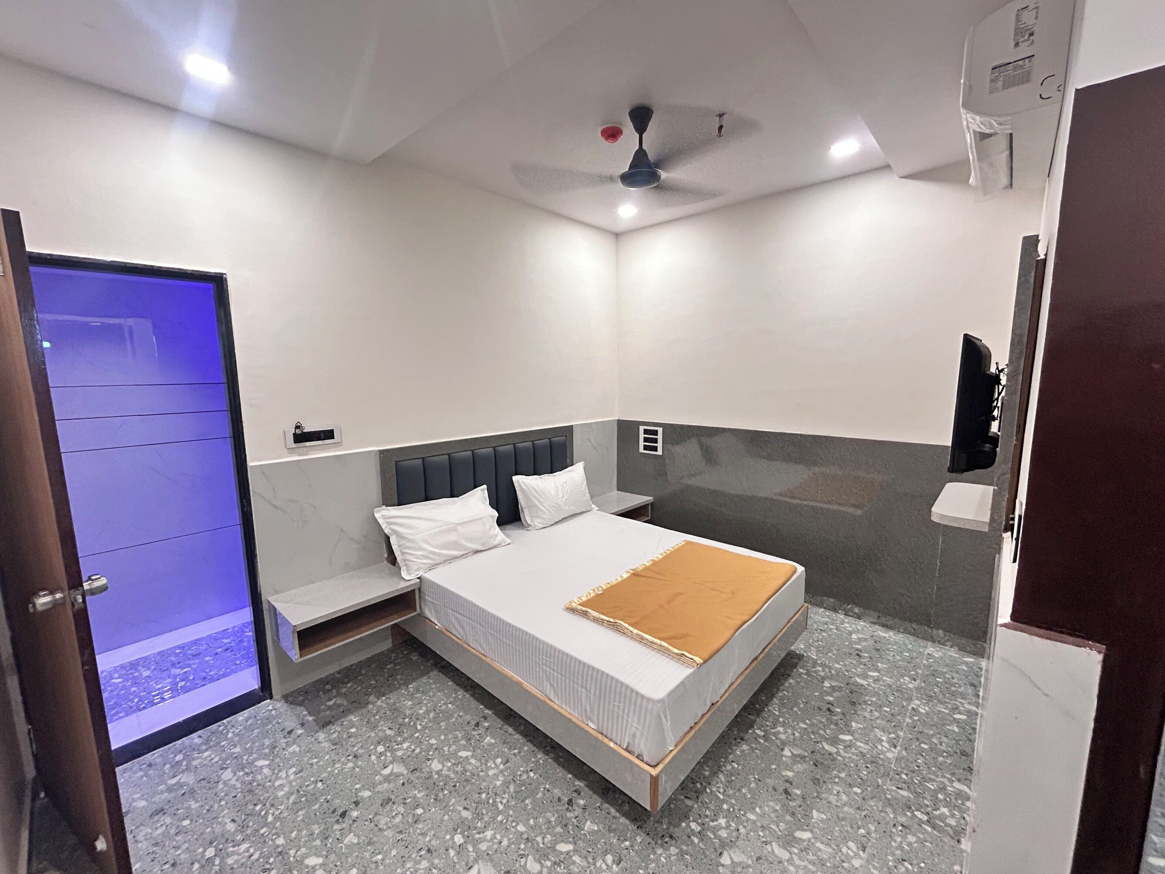 Kahden hengen deluxe-huone, kaupunkinäköala | Tallelokero huoneessa, työpöytä