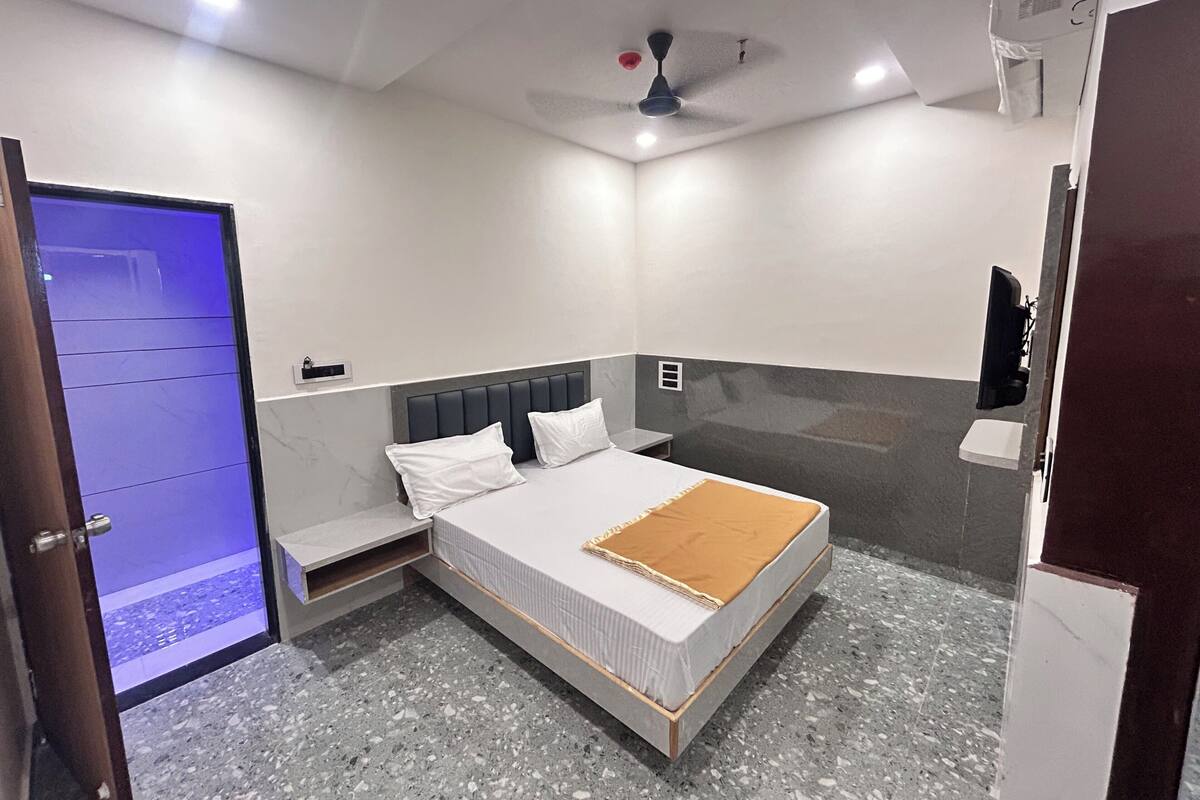 Habitación doble Deluxe, vista a la ciudad | Caja de seguridad en la habitación y escritorio 