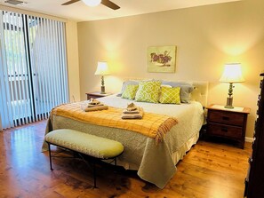 Tabla de planchar con plancha, wifi, ropa de cama