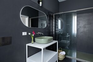 Een douche, een haardroger, handdoeken, zeep