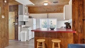 Apartment, 1 Bedroom | Private kitchen | Fridge, oven, coffee/tea maker, toaster