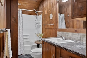 Duplex, 1 Bedroom | Bathroom | Towels, shampoo - City Explorer Basecamp Buffalo 1 Bedroom Duplex (Buffalo)