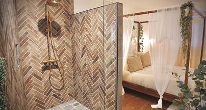 Unique, romantic luxury suite in Bali with a jacuzzi, near the train station and close to the mountains