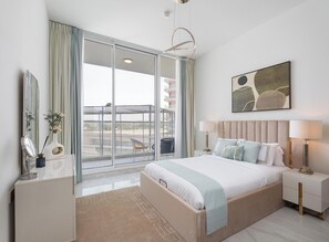 Apartamento Deluxe, balcón, vistas a la ciudad | Sábanas de algodón egipcio, ropa de cama de alta calidad, caja fuerte