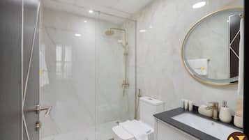 Deluxe Apartment, Balcony, City View | Bathroom