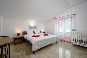 3 slaapkamers, een strijkplank/strijkijzer, wifi, beddengoed