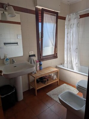 Combined shower/tub, hair dryer, towels, toilet paper - Alloggio il Giglio (Schio)
