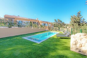 Outdoor pool, a heated pool - Marvelous apartment with sea view and in walking distance to the beach (Roquebrune-sur-Argens)