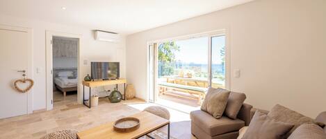 2 bedrooms, in-room safe, iron/ironing board, free WiFi