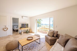 2 bedrooms, in-room safe, iron/ironing board, free WiFi - Marvelous apartment with sea view and in walking distance to the beach (Roquebrune-sur-Argens)