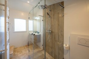 Shower, hair dryer, towels - Marvelous apartment with sea view and in walking distance to the beach (Roquebrune-sur-Argens)
