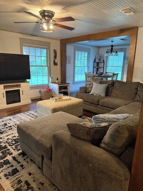 Living area - Wonderful 3-bedroom cottage in charming Diboll (Diboll)