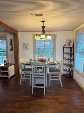 Dining - Wonderful 3-bedroom cottage in charming Diboll (Diboll)