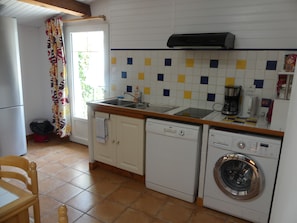 Private kitchen - CHARMING AIR-CONDITIONED APARTMENT WITH GARDEN IN THE ARCACHON BAY AREA (Gujan-Mestras)