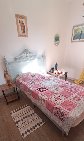 Internet, bed sheets - A Provençal haven nestled among vineyards, hilltop villages, and the Avignon Festival. (Carpentras)