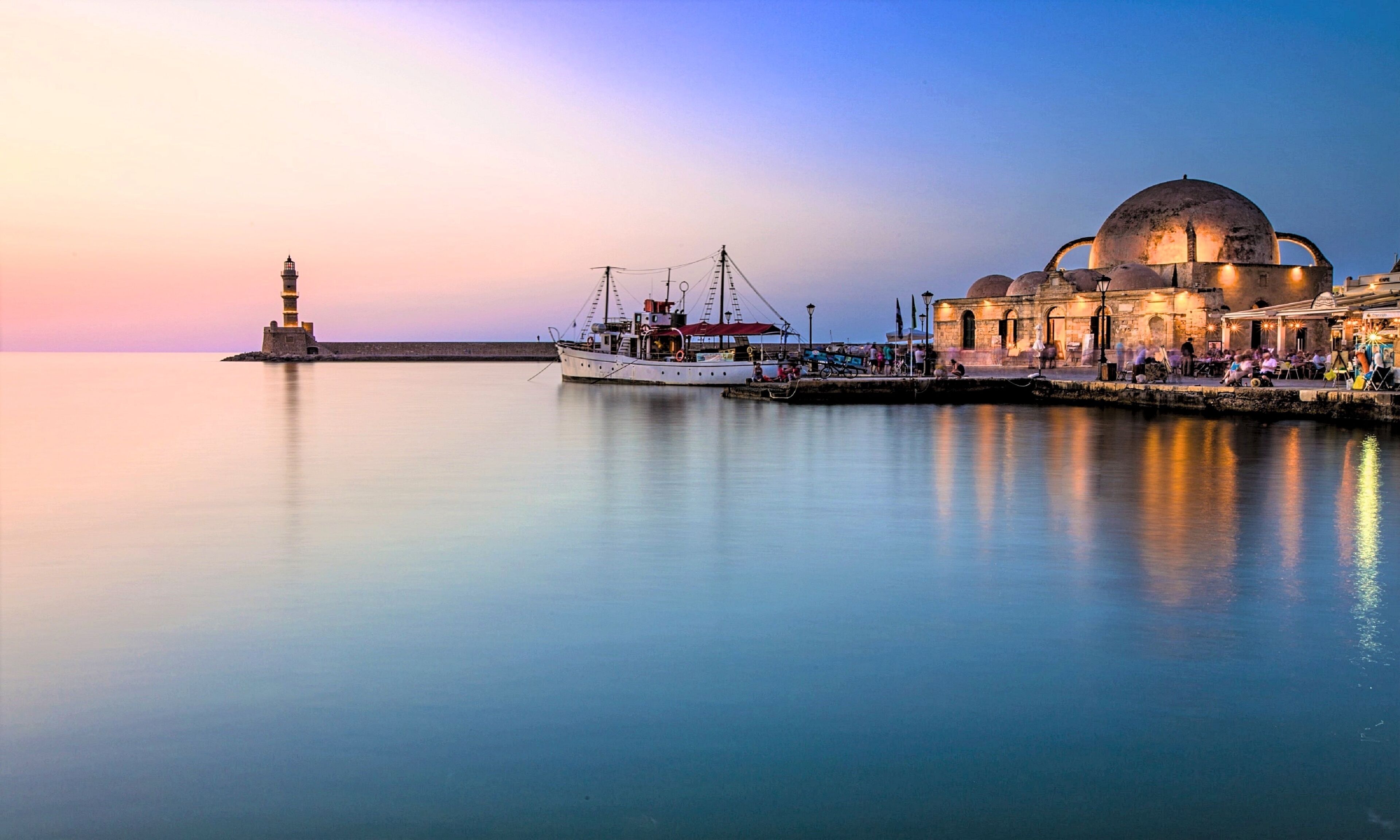Un rivage paisible, avec un bâtiment historique et un phare.