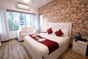 Kamar Double Basic | Ruang kerja ramah laptop dan Wi-Fi gratis