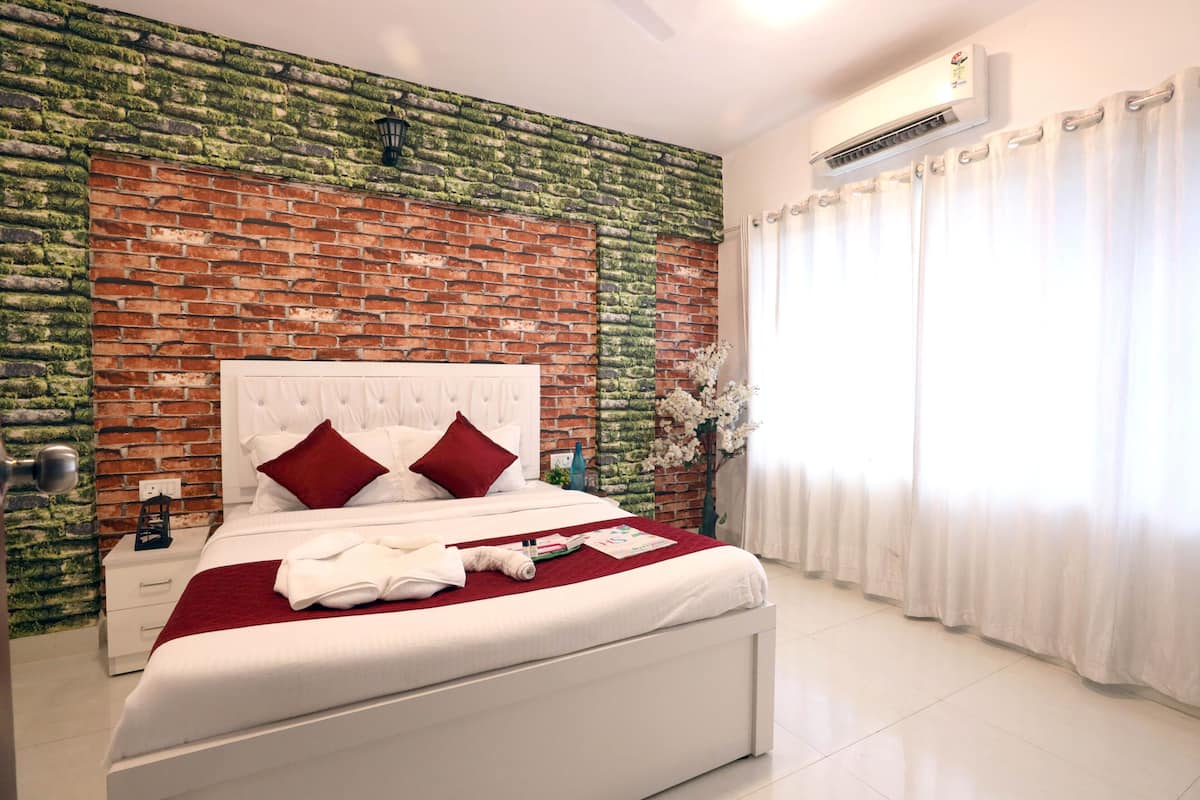 Luxury Apartment | Desk, laptop workspace, WiFi (free), bed sheets