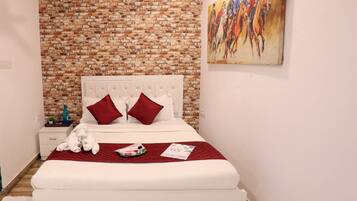 Standard Apartment | Desk, laptop workspace, WiFi (free), bed sheets