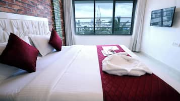 Desk, laptop workspace, free WiFi, bed sheets