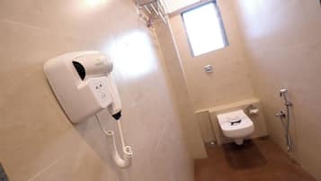 Ducha, secador de pelo, toallas y jabón