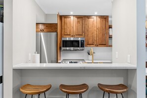 Coffee/tea maker, microwave, stovetop, dishwasher - Remodeled Mountain Retreat, Walkable to Main Street And Carter Park (Breckenridge)