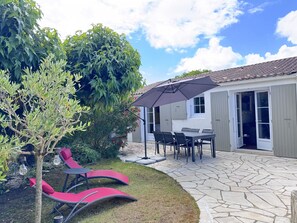 Outdoor dining - Charming house near Chaucre Beach (Saint-Georges-d'Oléron)