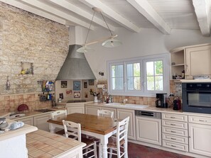 Fridge, microwave, oven, coffee/tea maker - Charming house near Chaucre Beach (Saint-Georges-d'Oléron)