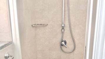Doccia, bidet, asciugamani