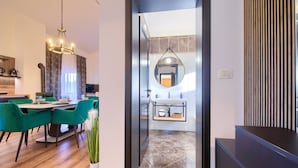 Ein modernes Interieur mit Essbereich, Küche und Bad.