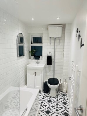 Bathroom - Stunning newly renovated cottage (Chelmondiston)